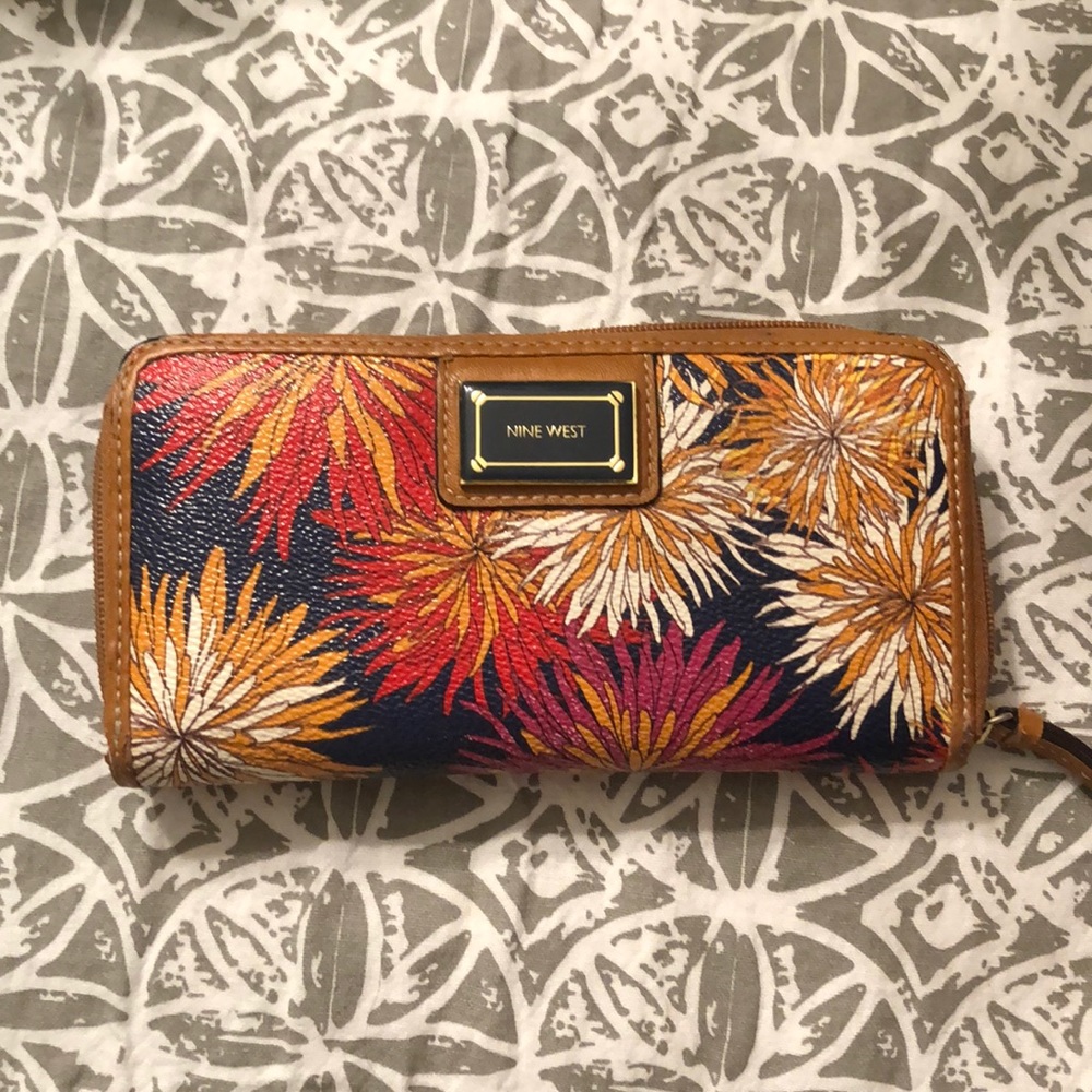 Nike West flower wallet
